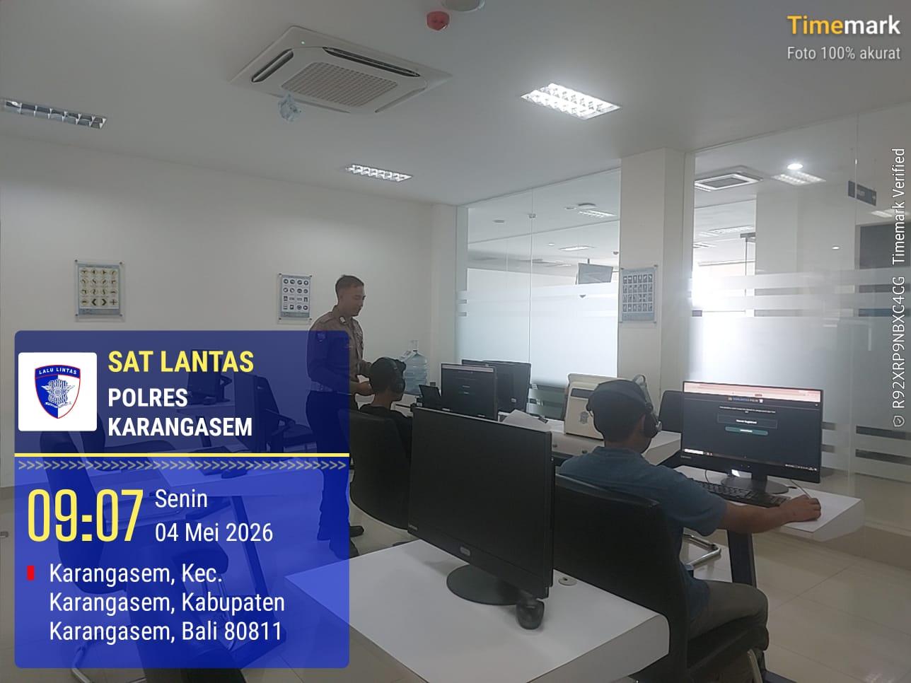 Personil Lantas Laksanakan Teori Avis Komputerisasi Bagi Pemohon SIM Baru