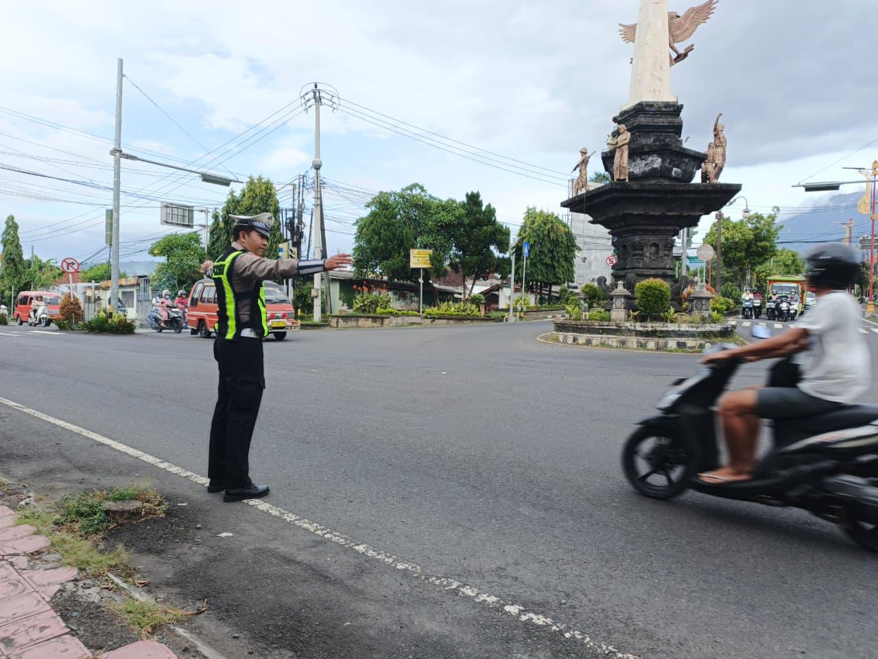 Agar Terciptanya Kelancaran Lalu Lintas Personil Lantas Melaksanakan Penjagaaan Dan Pengaturan di Ktl 2