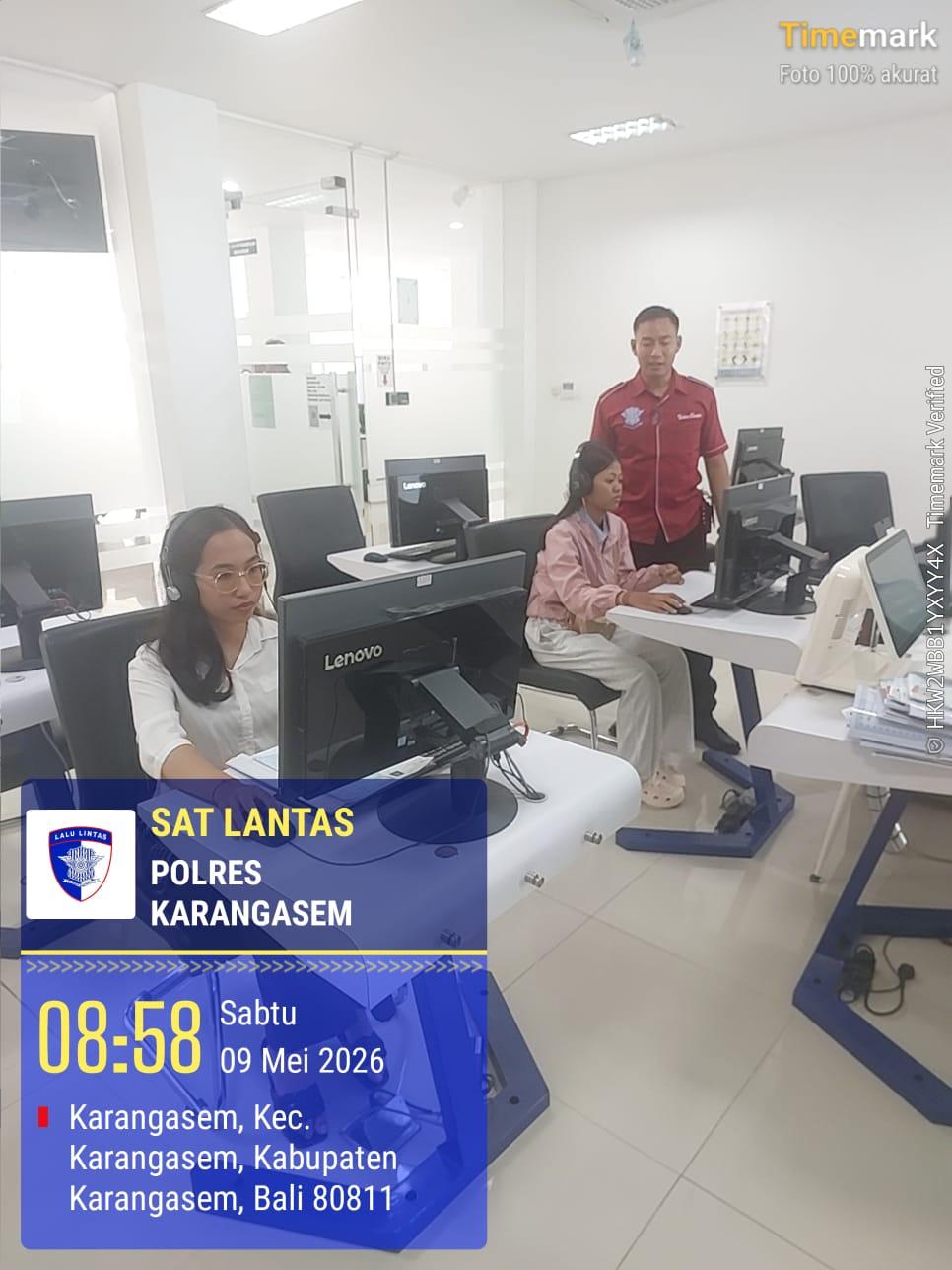 Personil Lantas Laksanakan Teori Avis Komputerisasi Bagi Pemohon SIM Baru