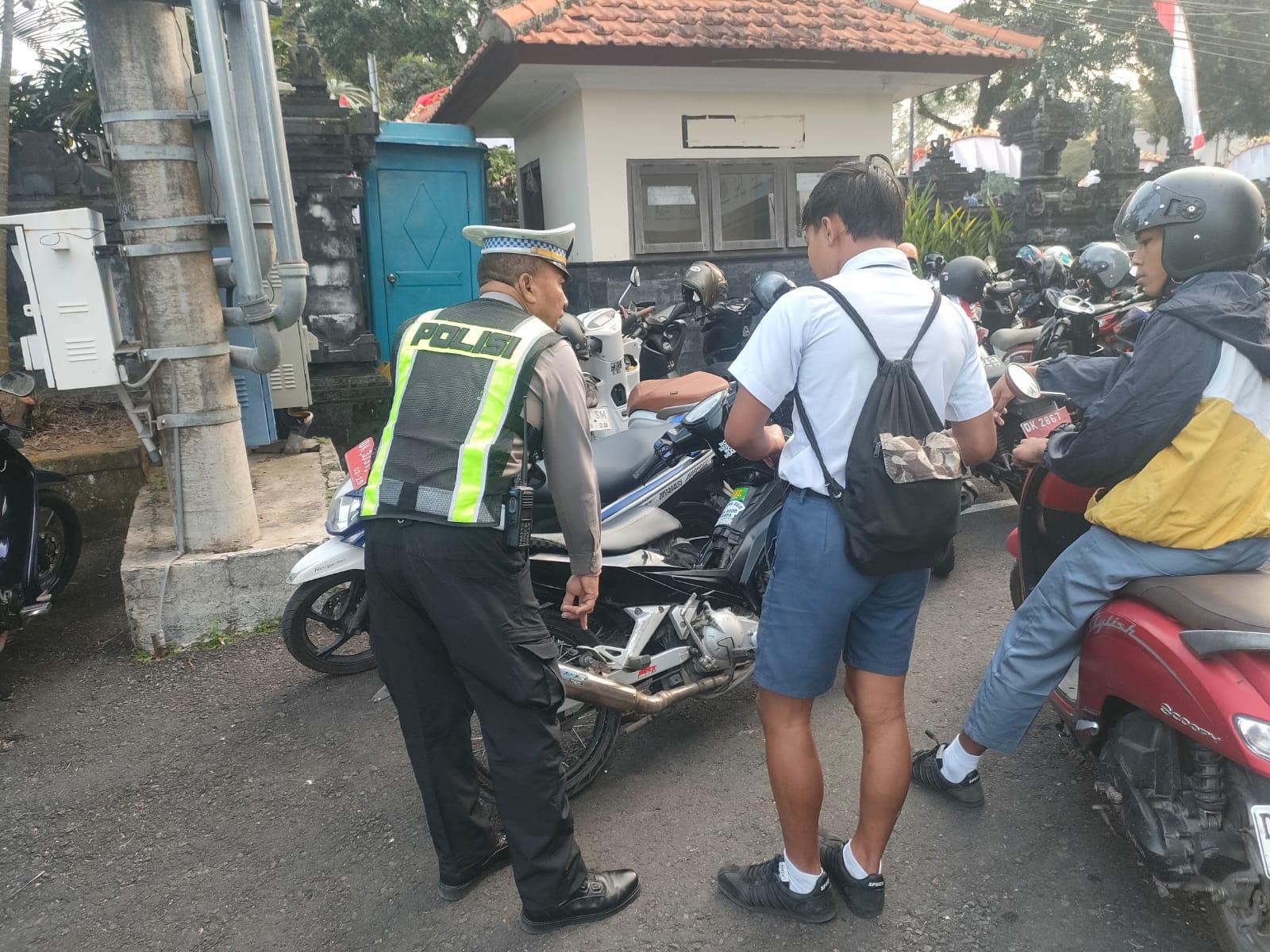 Tindak Tegas Pengendara Knalpot Brong, Unit Turjawali Berikan Tilang Manual